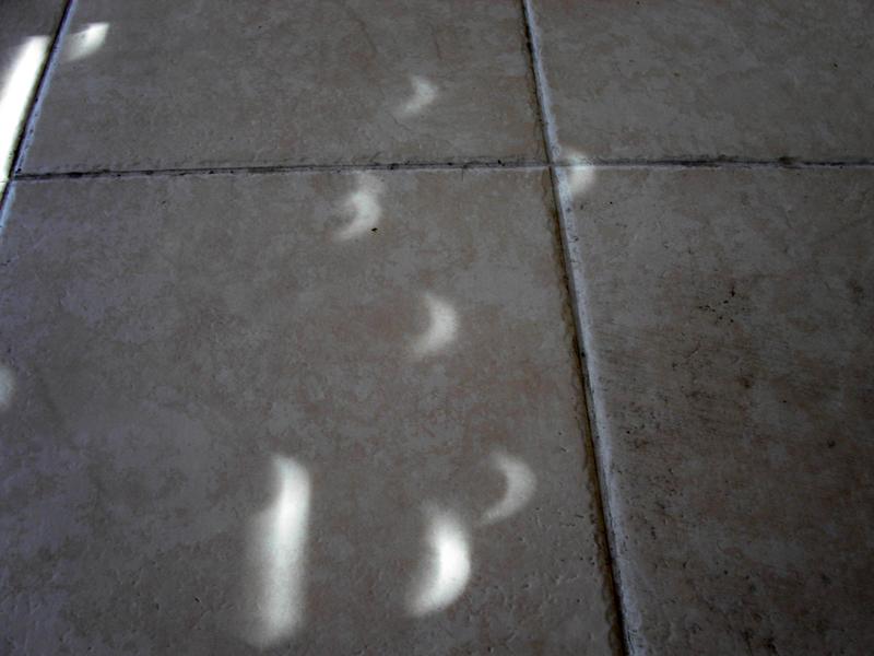 PICT0057a Shadows during partial phase